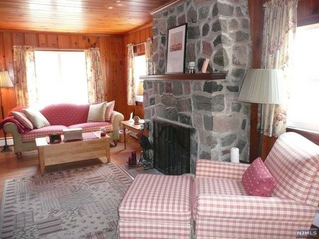 38 Pequot Rd - Photo 2 of 15