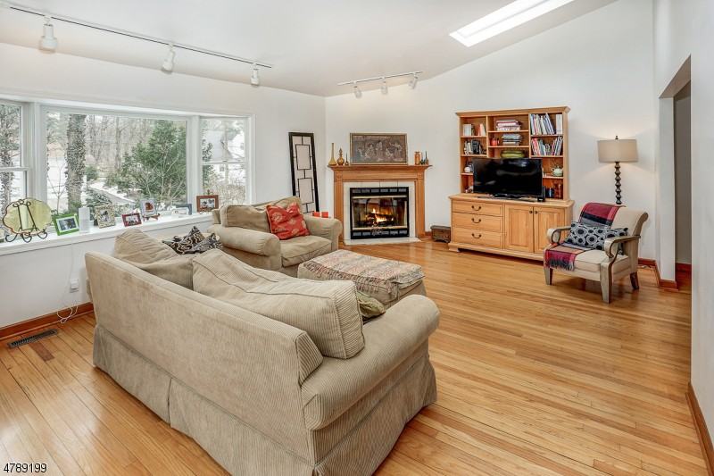 5 Vale Dr #5 - Photo 3 of 12