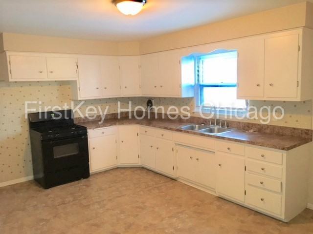 15741 Finch Ave - Photo 3 of 11