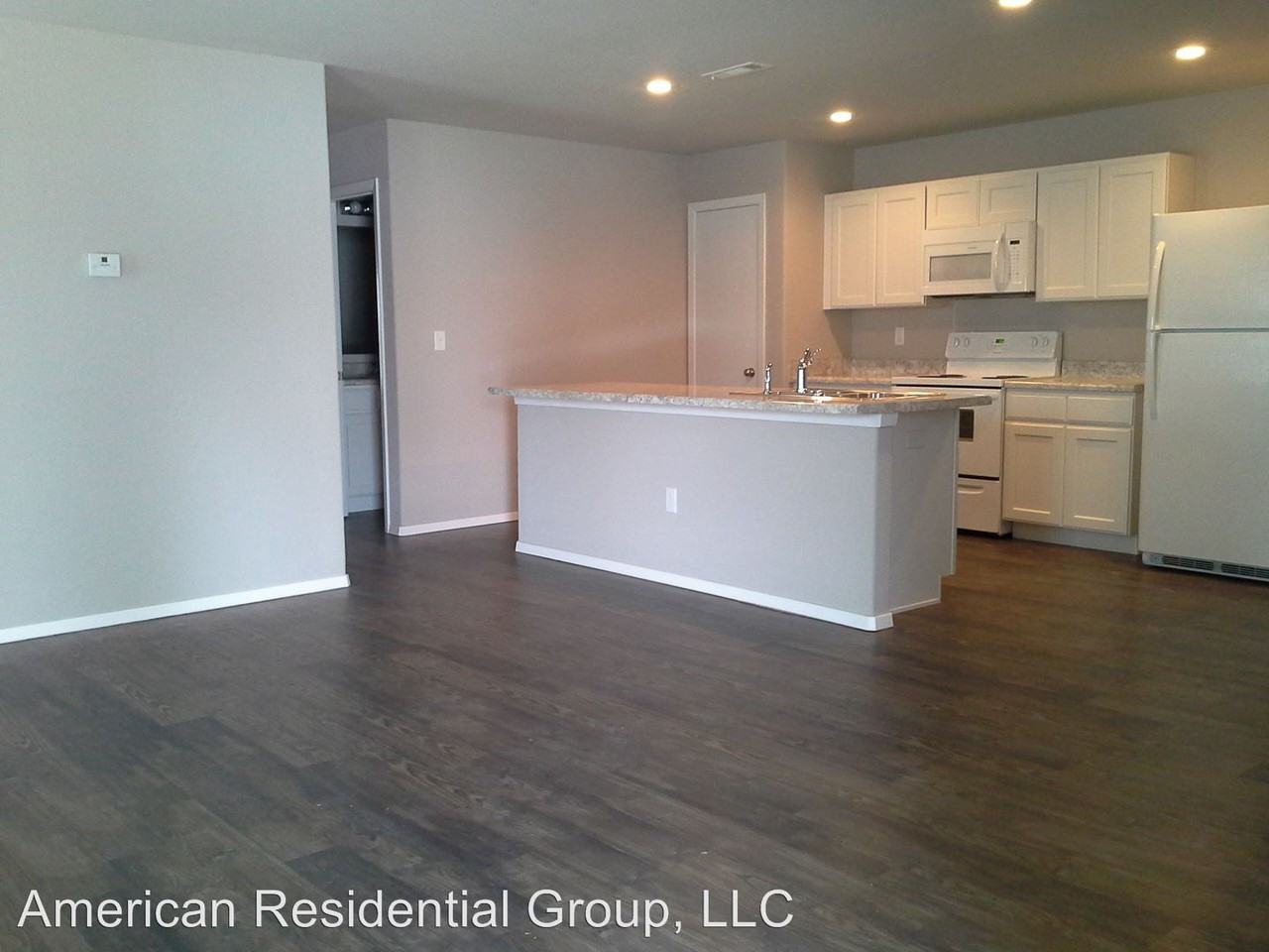 241 E Marietta Ct - Photo 2 of 7