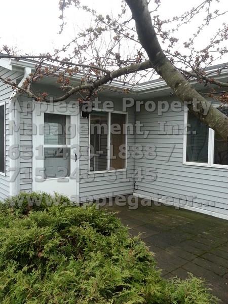 822 Oak Ct - Photo 3 of 26