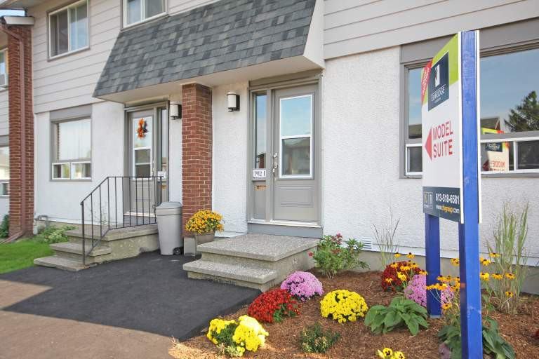 1913 Ogilvie Road, Ottawa, ON K1J 7N7 3 Bedroom House for 1,649/month Zumper