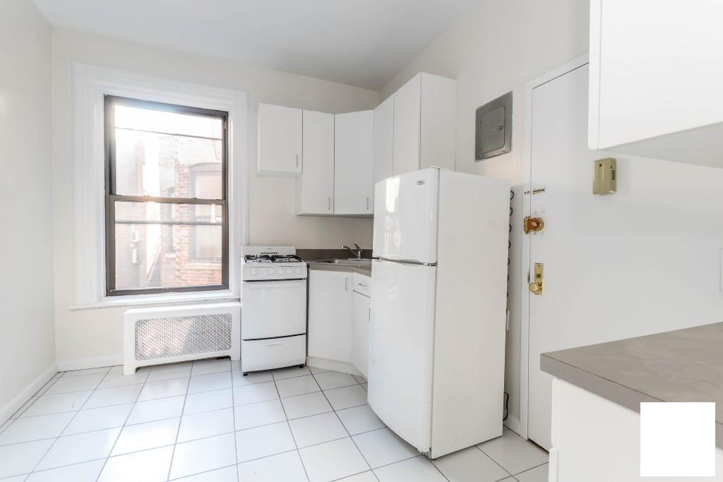 E 85th St & 3rd Ave #1BR - Photo 3 of 6