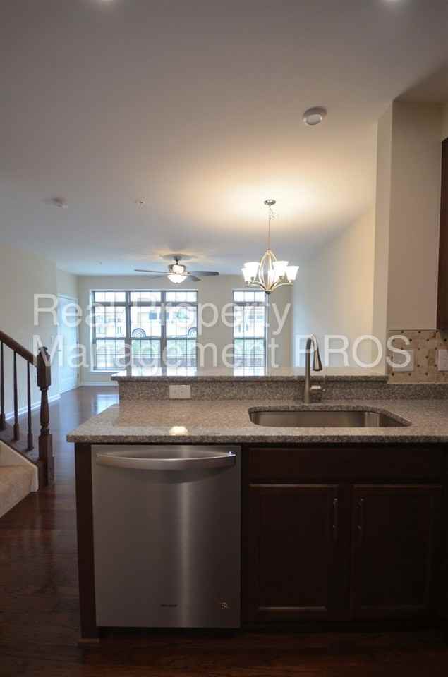 14843 Chrysler Ct - Photo 3 of 30