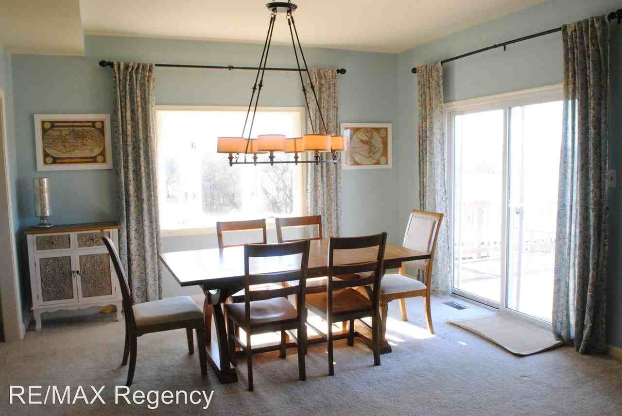 8406 Sunshine Ct - Photo 3 of 19