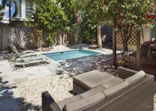 2711 Center Ave - Photo 2 of 8