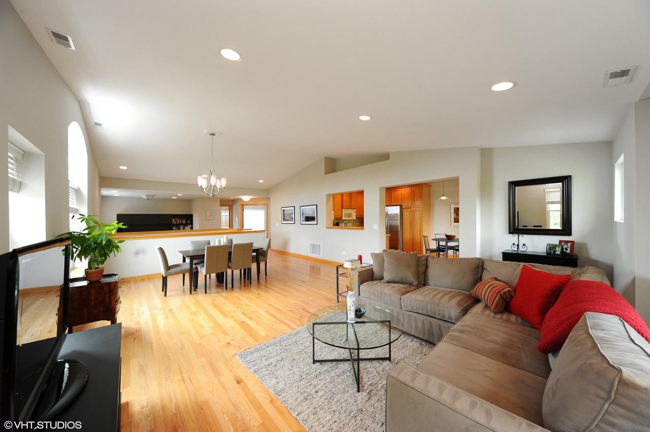 460 S Commons Ct - Photo 2 of 10