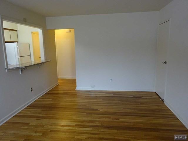 201 Washington Dr - Photo 3 of 11