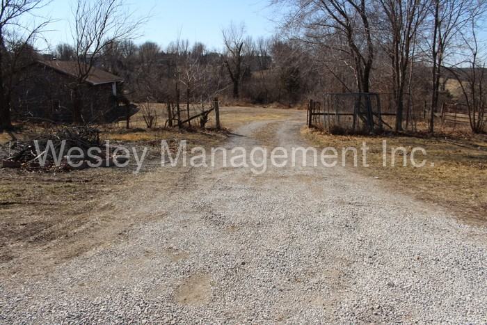 1521 Eisenhower Rd - Photo 3 of 6