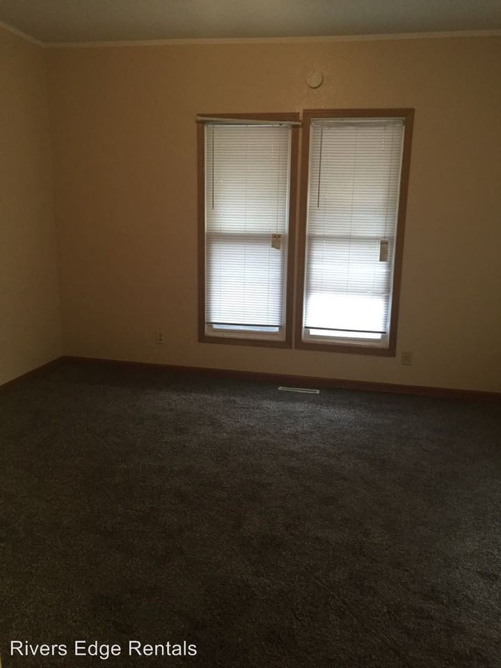 674 Short Ave - Photo 2 of 3