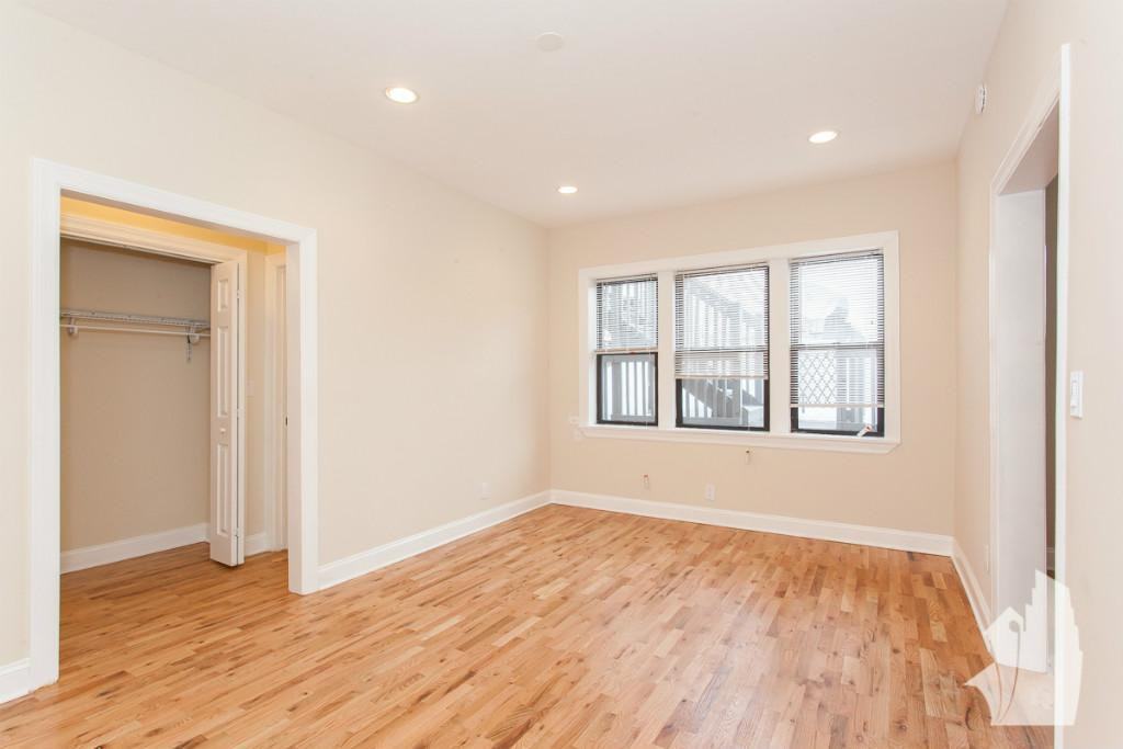 4601 North Lincoln Avenue #302