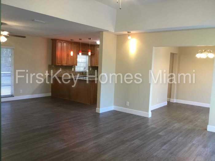 7101 NW 84th St - Photo 3 of 19