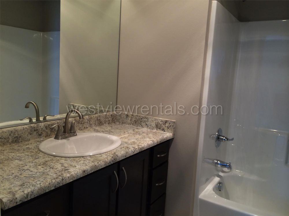 1010 Railroad Ave - Photo 3 of 15