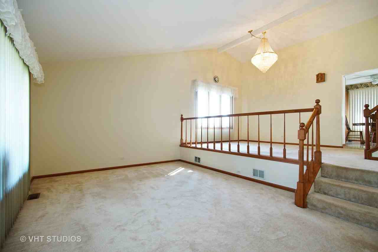 17W023 Bryn Mawr Ave - Photo 2 of 20