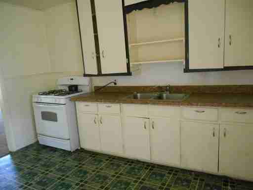 1104 SE 18th St - Photo 3 of 7