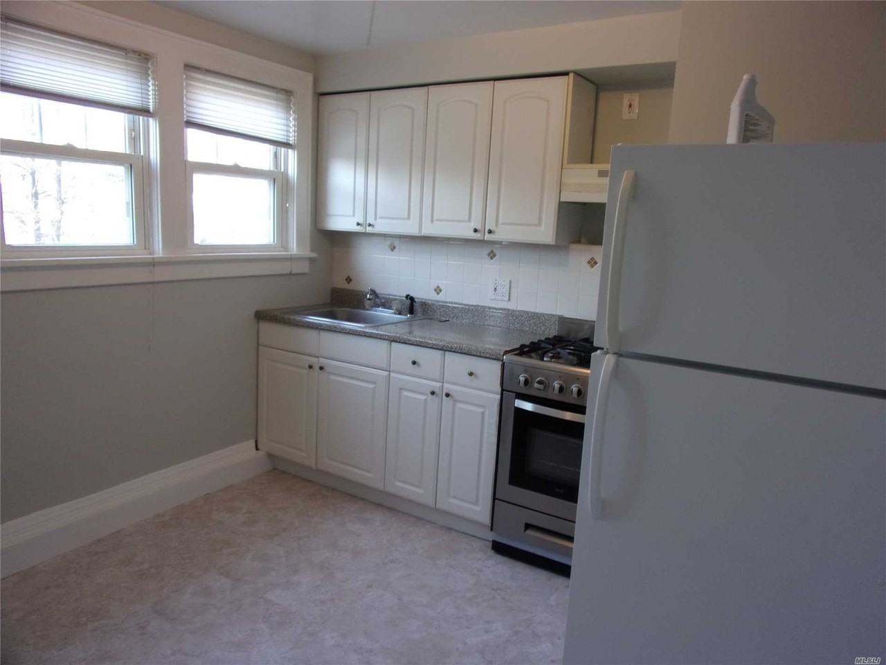 32 Bedford Ave - Photo 2 of 7