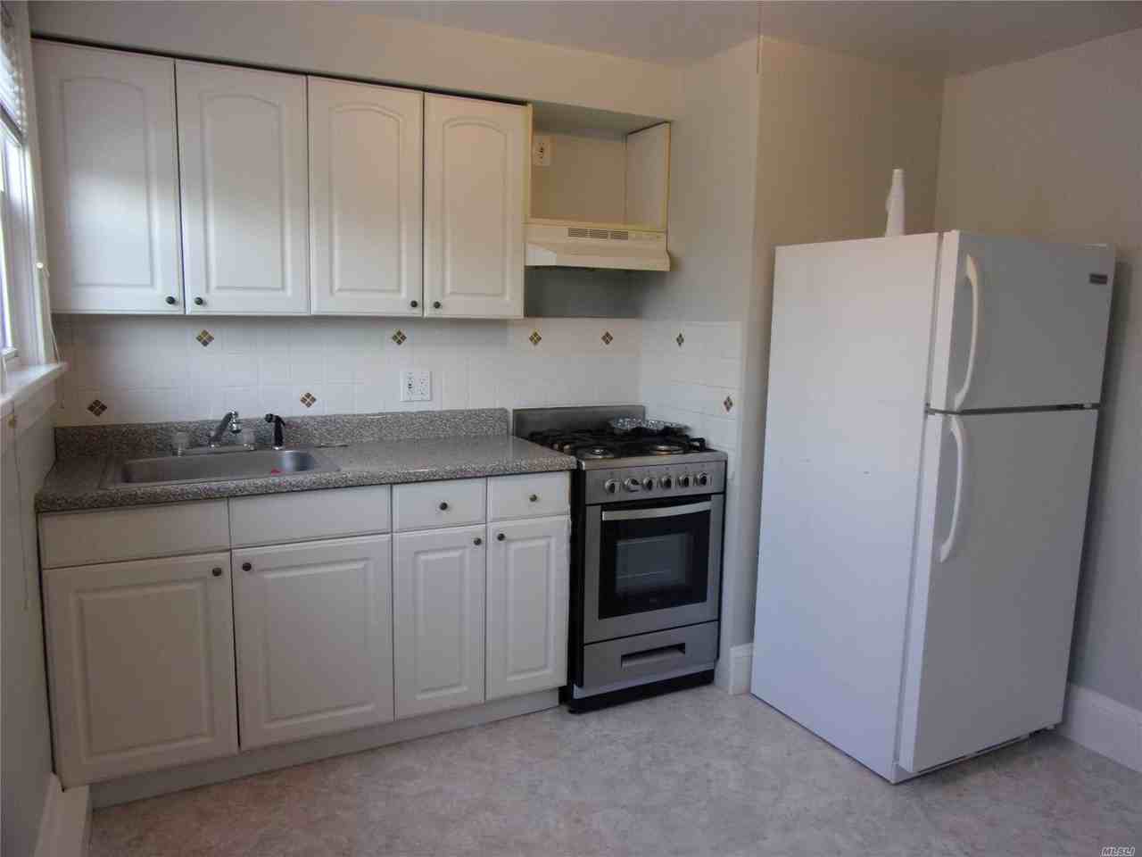 32 Bedford Ave - Photo 3 of 7