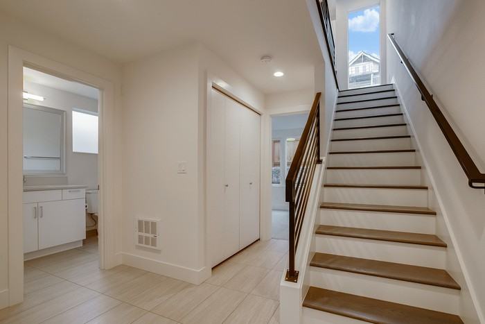 2356 Franklin Ave E - Photo 3 of 31