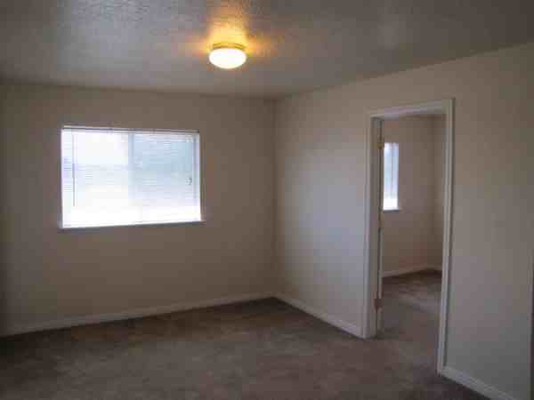 Valencia Apartments - Photo 2 of 7