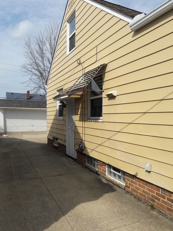 15305 Rockside Rd - Photo 2 of 30