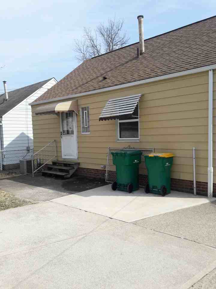 15305 Rockside Rd - Photo 3 of 30