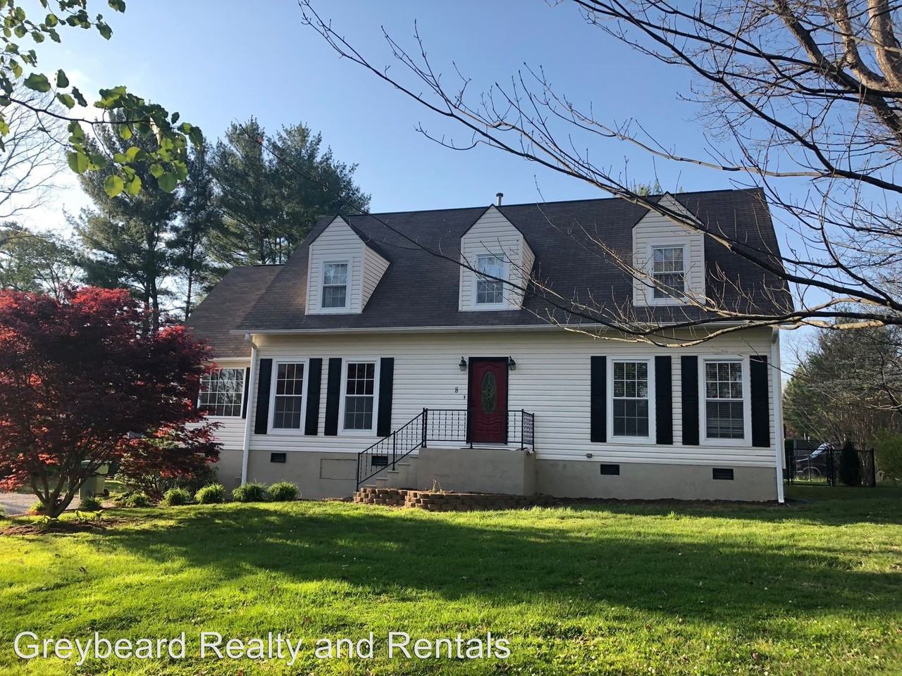 8 Fairway Dr - Photo 3 of 50