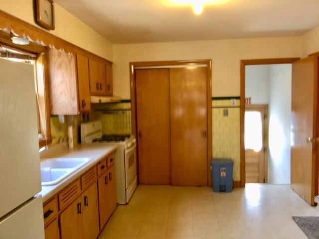 3827 W 83rd St - Photo 3 of 7