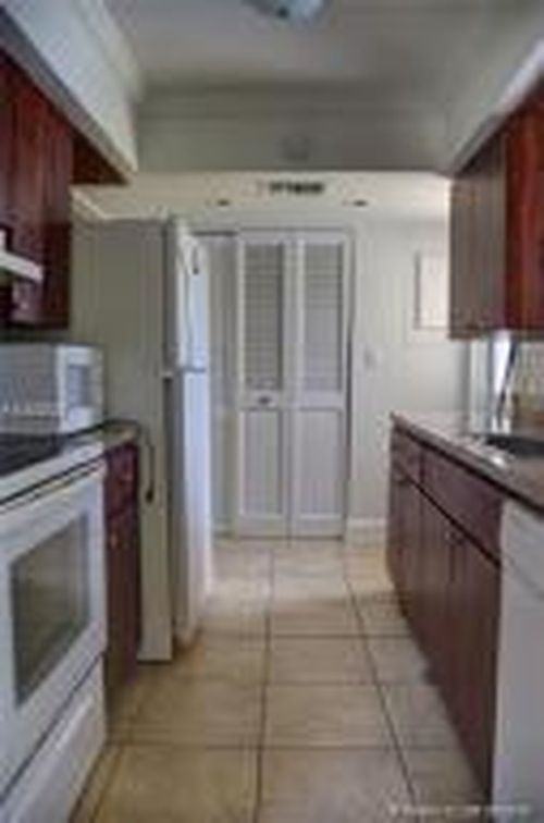 6904 NW 78th St - Photo 3 of 8