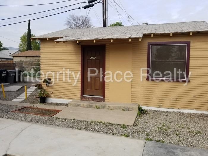 308 S Washburn Ave - Photo 2 of 12