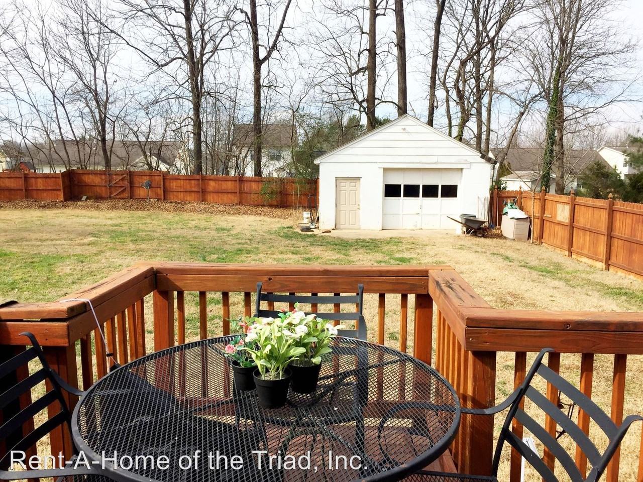 901 King George Dr - Photo 2 of 10