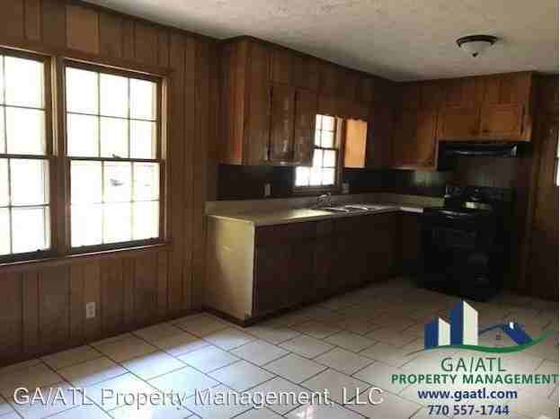 539 Green St - Photo 3 of 5