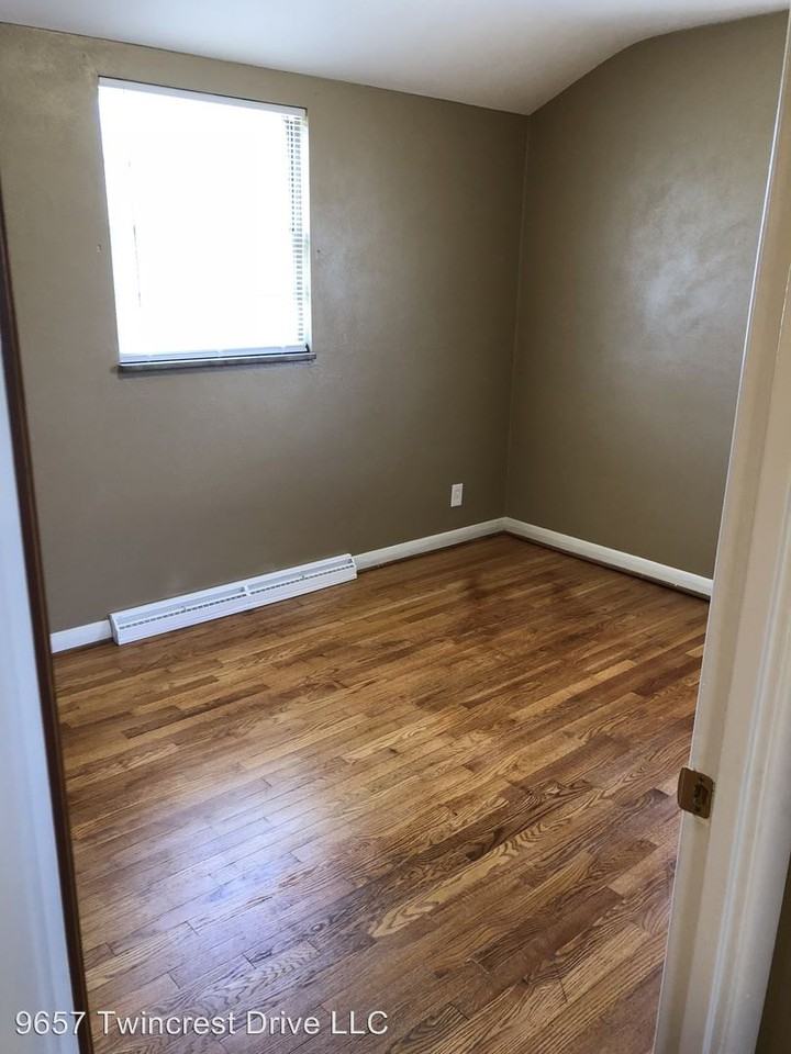 9657 Twincrest Dr - Photo 3 of 22
