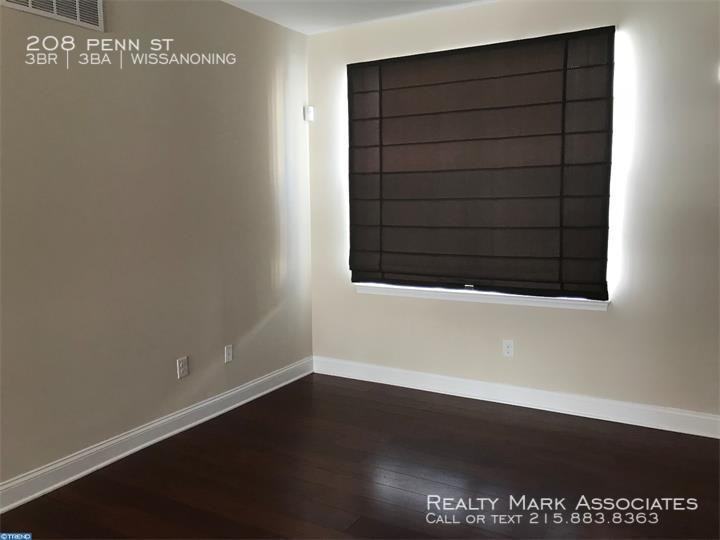 208 Penn St - Photo 3 of 20