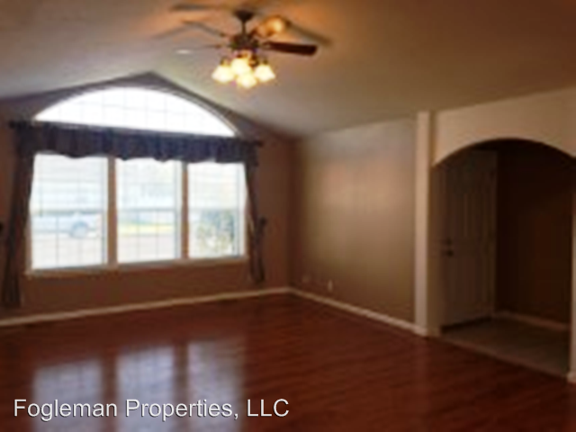 109 NE Lightning St - Photo 2 of 10