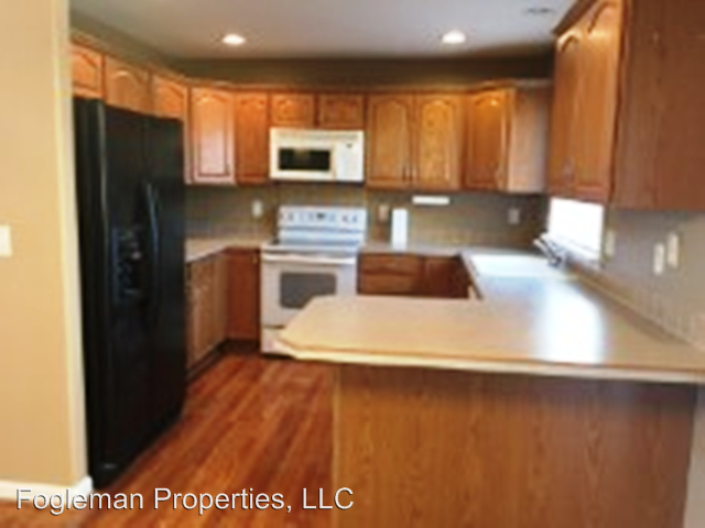 109 NE Lightning St - Photo 3 of 10