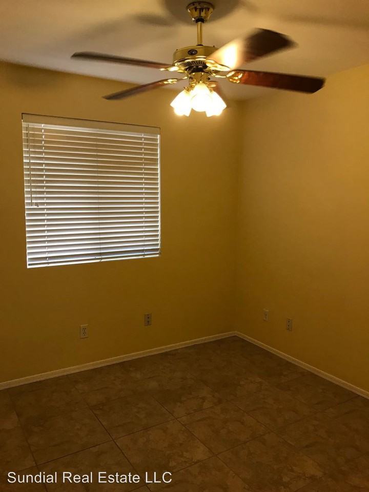 1464 S Oak St - Photo 3 of 30
