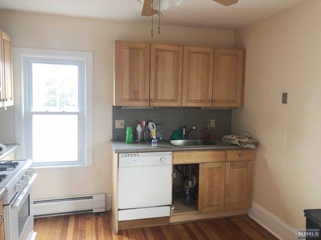 108 Niagara St - Photo 3 of 9