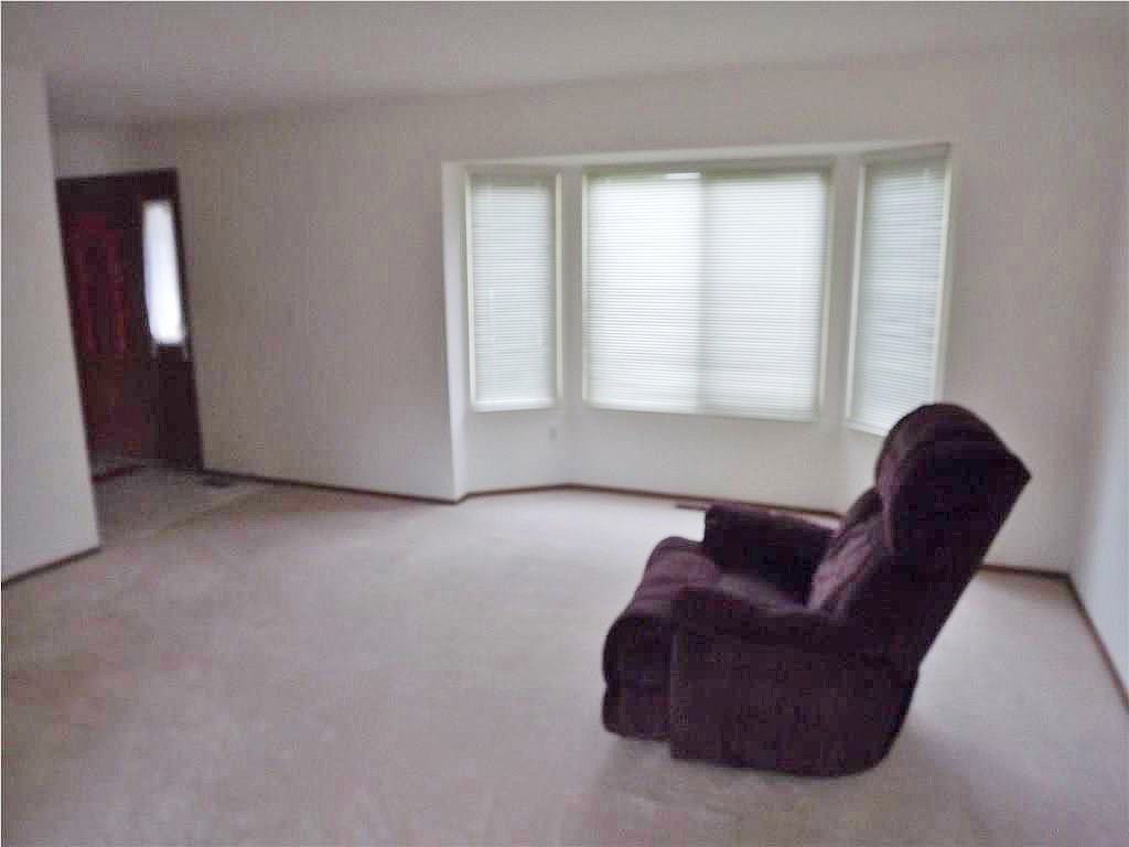 726 Baker St - Photo 3 of 16