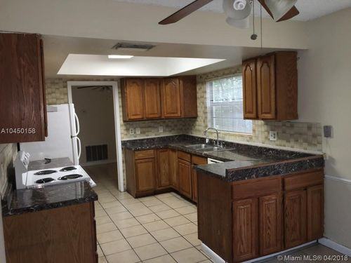 6834 SW 10th St - Photo 2 of 3