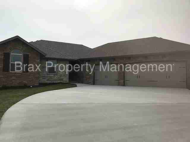 828 E Purple Martin St