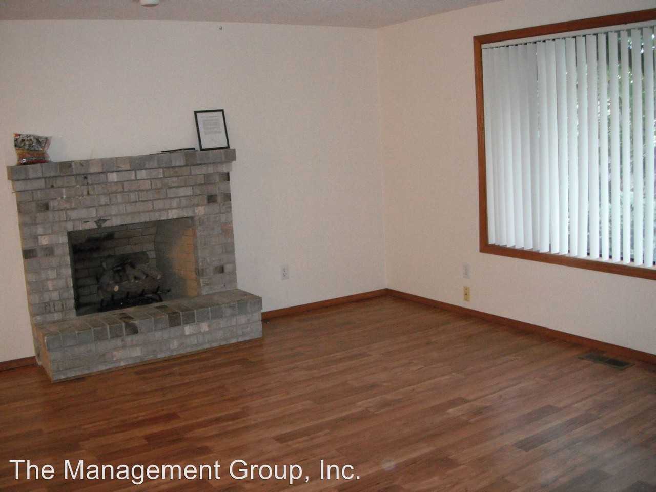 601 NE 112th St - Photo 2 of 11