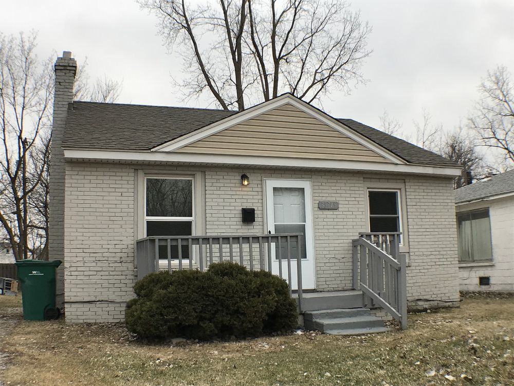 35715 Beverly Rd - Photo 2 of 17