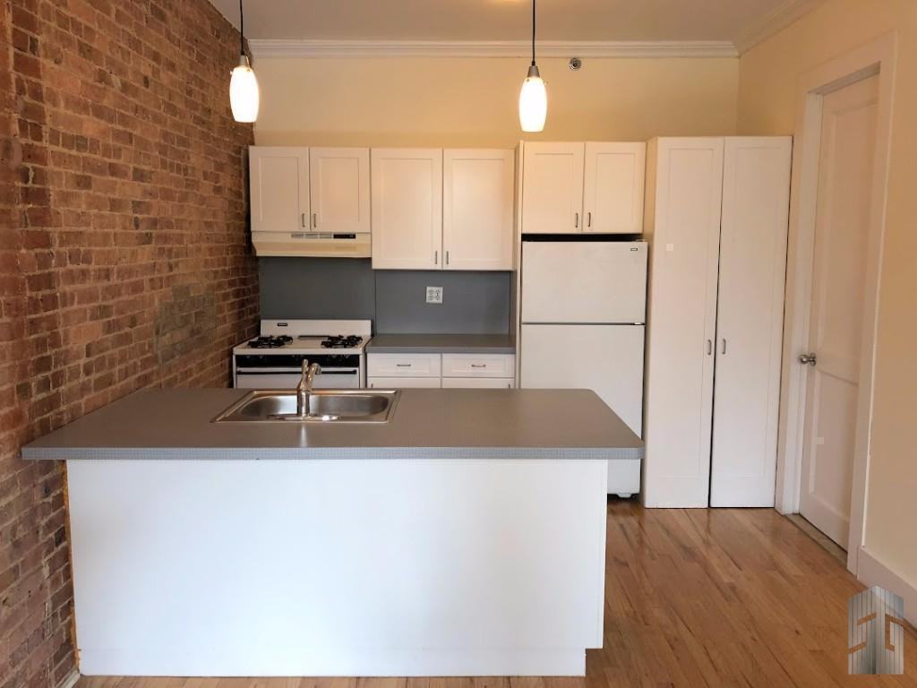 39 Victory Blvd #2F - Photo 3 of 9
