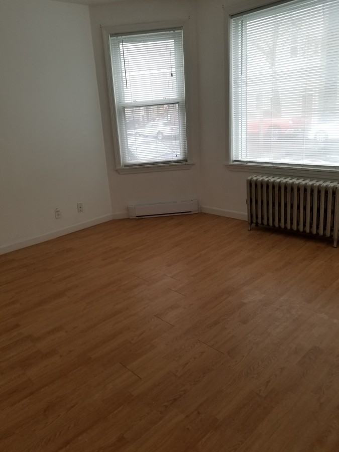 305 Chelsea St - Photo 3 of 8