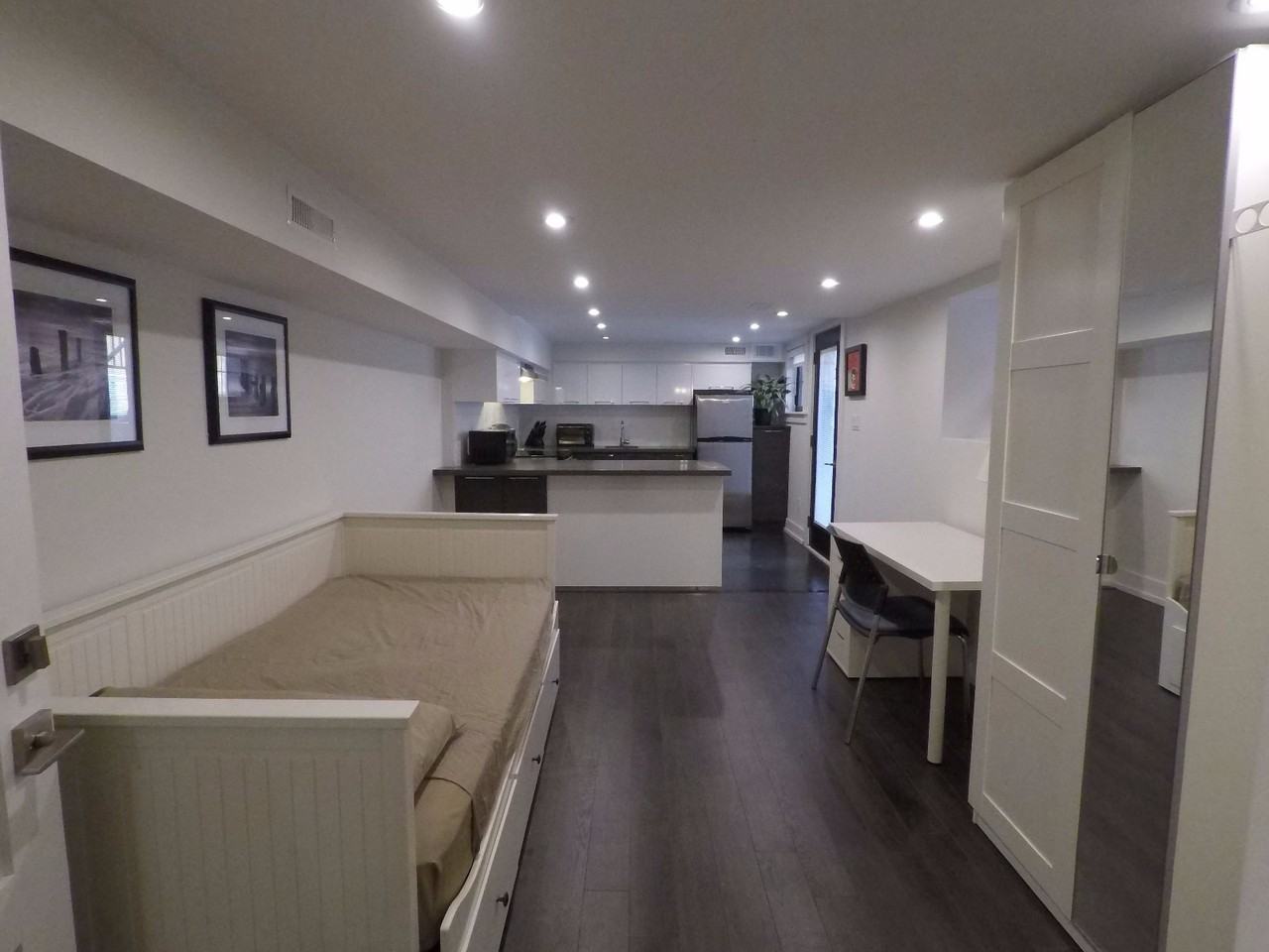 College St & Clinton St - Photo 4 of 9