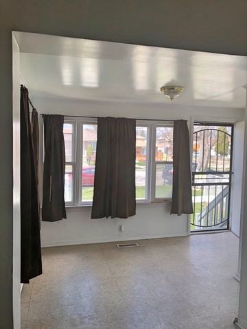 10423 S Corliss Ave - Photo 2 of 8