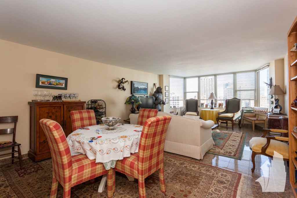 525 West Hawthorne Place #21044