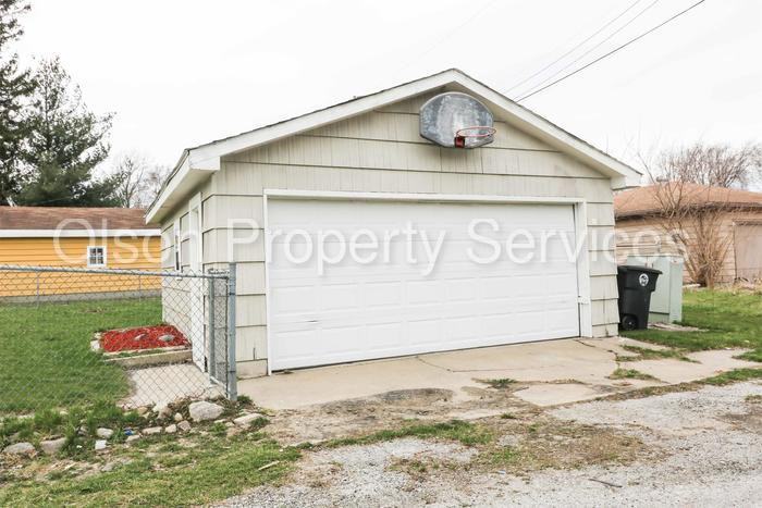 816 W 39th Pl - Photo 3 of 35