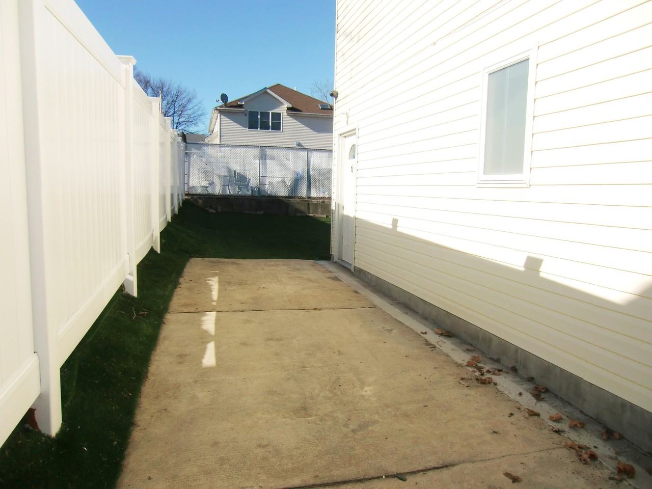 258 Elvin St - Photo 3 of 15