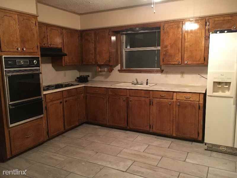 313 Davis Ave - Photo 3 of 7